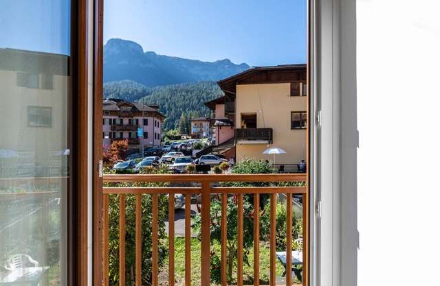 Ferienwohnung "Al Sasso Rosso" mit Bergblick und Balkon