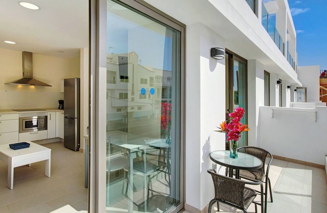 Apartment Albamar 1C mit Bergblick, WLAN, Klimaanlage, Balkon und Terrasse