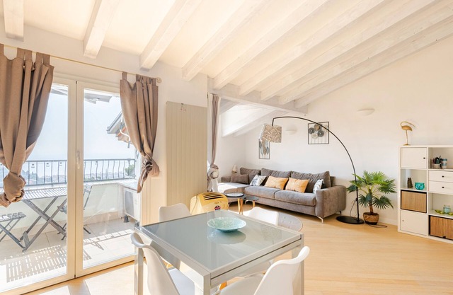 Apartment 'Aleramo' with Sea View, Wi-Fi and Air Conditioning