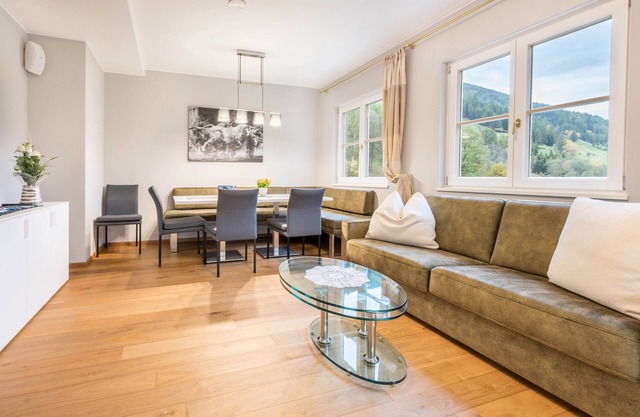 Ferienwohnung 'Alpen Living - 2. Stock' mit Bergblick, Whirlpool und WLAN