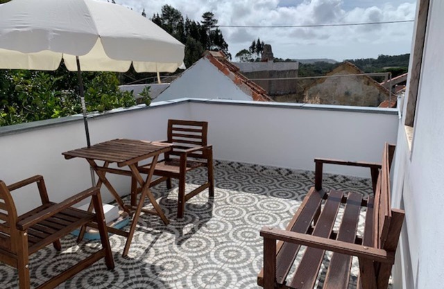 Apartamento 'Andar Tranquilo Entre Lisboa-sintra' con vistas a la montaña, terraza privada y Wi-Fi