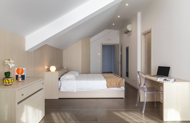 Ferienwohnung in einem Hotel "Aparthotel Grel Suite 208" mit Bergblick, Terrasse und WLAN