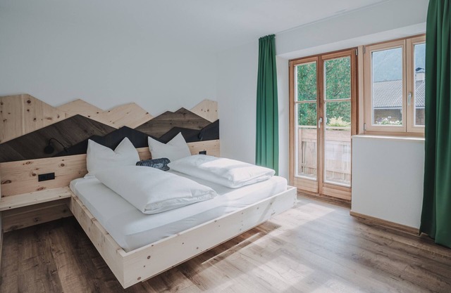 Ferienwohnung 'Appartement Schönberg' mit Bergblick, Gemeinschaftsterrasse und WLAN