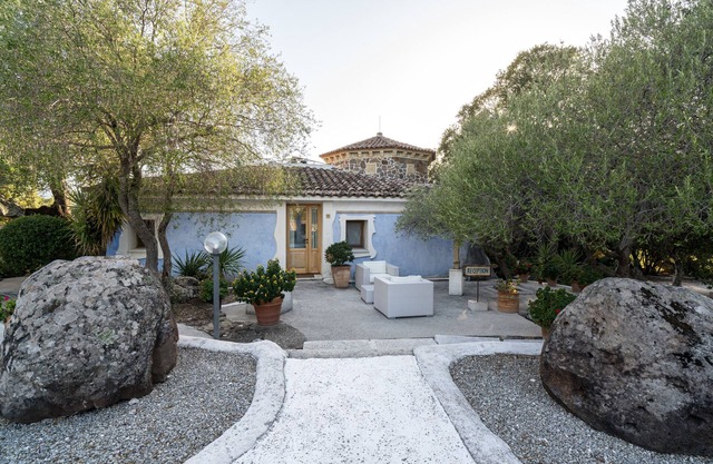 Ferienwohnung "Art House" mit Bergblick, privater Terrasse & Wi-Fi