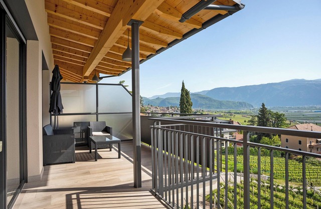 Ferienwohnung 'Bacchushof Chardonnay' mit Bergblick, Balkon und geteiltem Pool