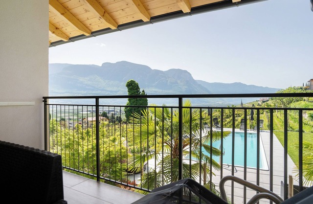 Ferienwohnung 'Bacchushof Lagrein' mit Bergblick, Balkon und geteiltem Schwimmbad