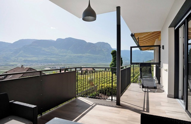 Ferienwohnung 'Bacchushof Merlot' mit Bergblick, Balkon und Pool