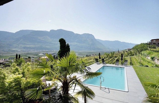 Ferienwohnung 'Bacchushof Sauvignon' mit Bergblick, Balkon und Schwimmbad