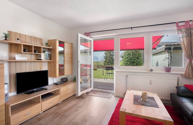 Ferienwohnung 'Bäumchen' mit Bergblick, Gemeinschaftsterrasse und Wi-Fi