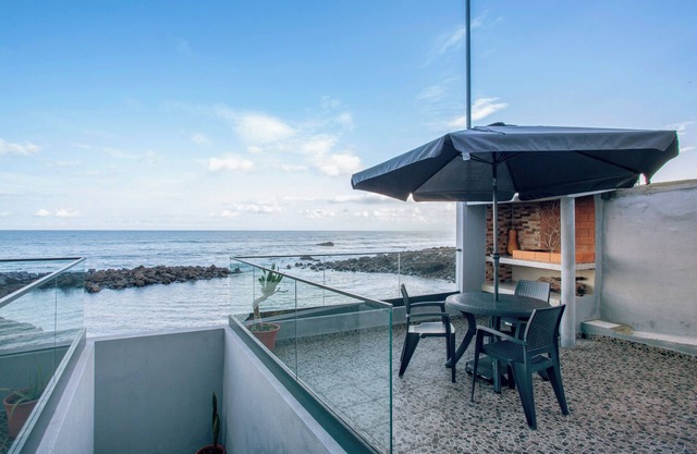 Ferienwohnung 'Beach Front Flat' mit Meerblick, privater Terrasse und Wi-Fi