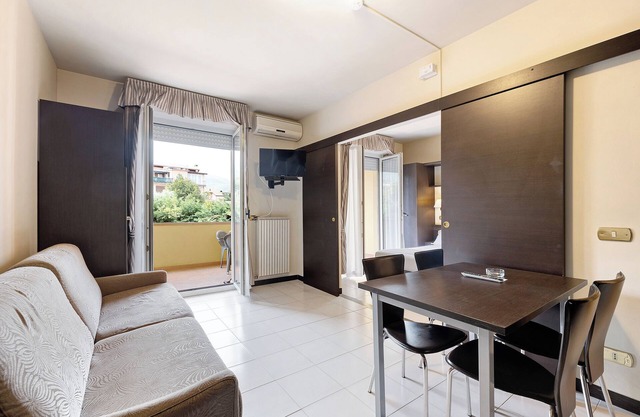 Ferienwohnung "Bilo 1piano in Villaggio" mit Privatem Garten, Gemeinschaftspools und WLAN