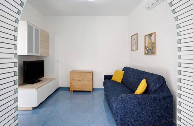 Ferienwohnung 'Blaue Amalfiküste' mit Meerblick, WLAN und Klimaanlage