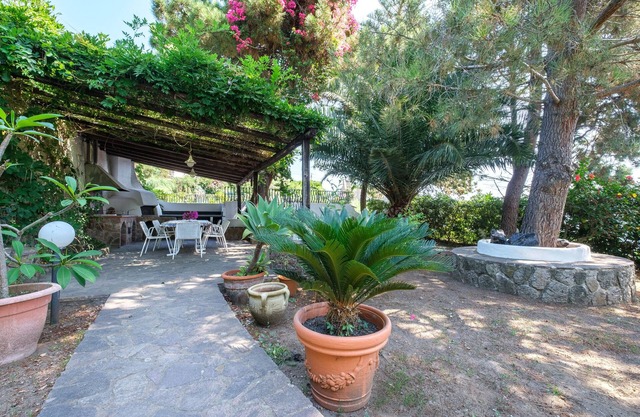 Apartment 'Bougainville' with Sea View, Wi-Fi and Air Conditioning