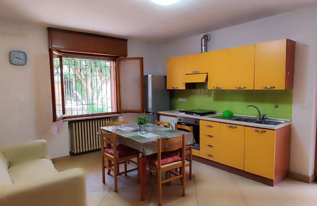 WOHNUNG MIT GARTEN, AM MEER UND MIT WIFI