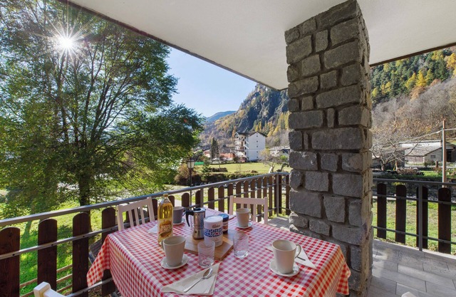 Apartment 'Casa Vacanze Roberto R2' with Mountain View, Shared Garden and Wi-Fi
