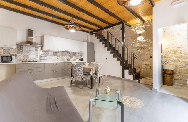 Apartment 'Casa Cannata' with Wi-Fi and Air Conditioning