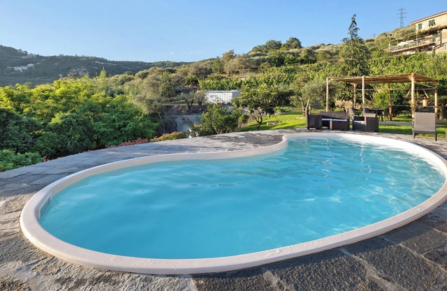 Ferienwohnung 'Casa chicken - mare, monti e bikers' mit Bergblick, Gemeinschaftspool, Garten & Wi-Fi
