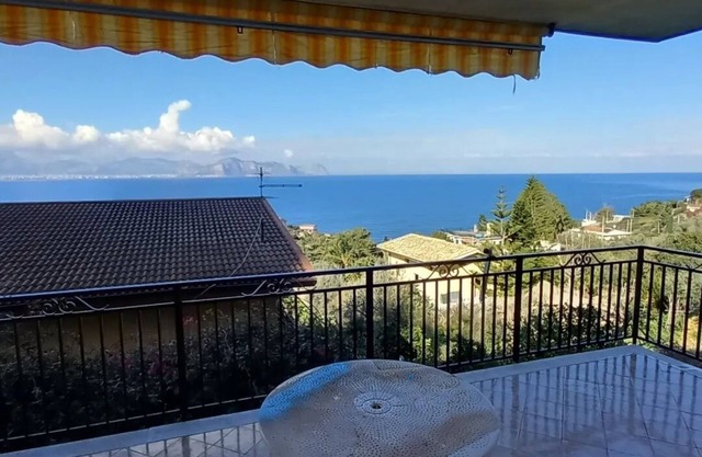 Apartment 'Casa Mongerbino' with Sea View, Wi-Fi and Air Conditioning