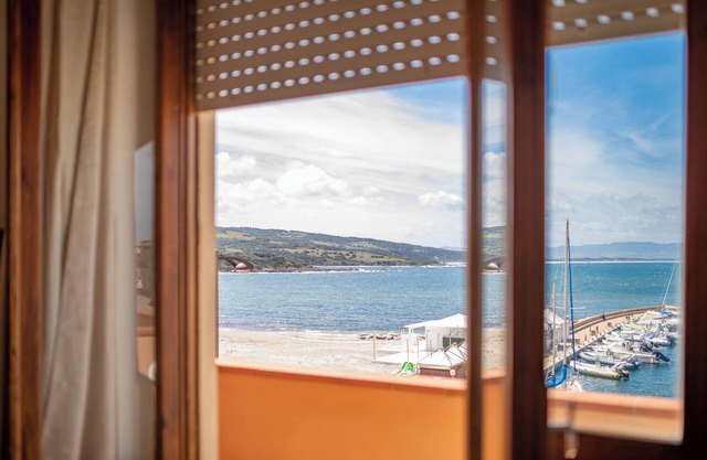Apartment "Casa Spiaggia Molo 4" auf der Isola Rossa mit Meerblick und Balkon