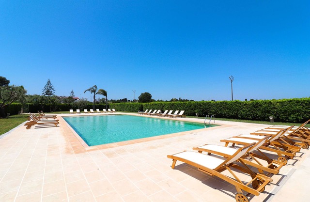 Ferienwohnung "Casa Vacanza Locorotondo Otranto" mit Garten, Gemeinschaftspool & WLAN