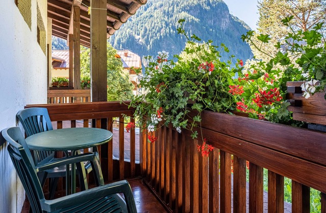 Ferienwohnung 'Cesa Soramurat Appartamento 4' mit Bergblick, Gemeinschaftsgarten und WLAN