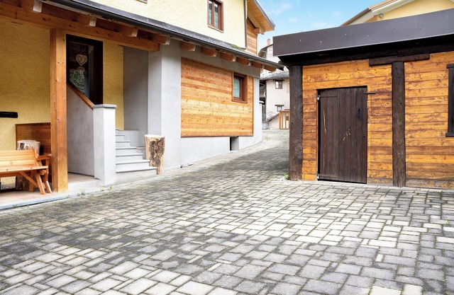 Ferienwohnung 'Chalet Provenzale Trilocale' mit Gemeinschaftsgarten und WLAN