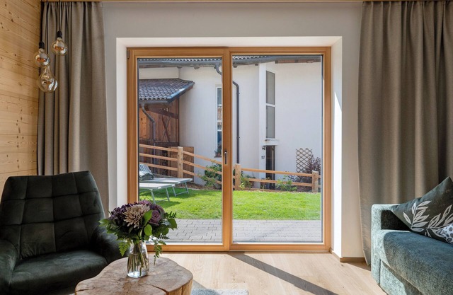 Ferienwohnung 'Charly' mit Bergblick, Privatem Garten und Wi-Fi