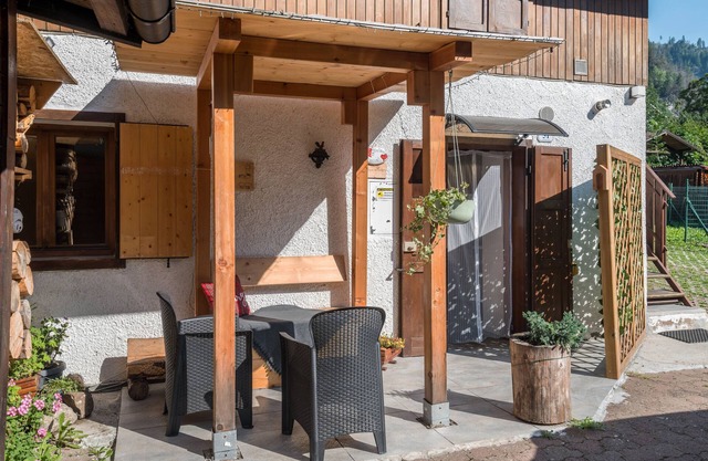 Ferienwohnung 'Ciasa De Lucky' mit Bergblick, privater Terrasse und WLAN