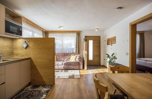 Ferienwohnung 'Ciasa Rungg App Pares' mit Bergblick, Garten & WLAN