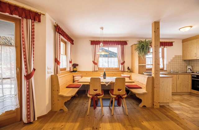 Ferienwohnung "Ciasa Tlara Lisa" in der Nähe des Skilifts mit Bergblick, WLAN & Garten