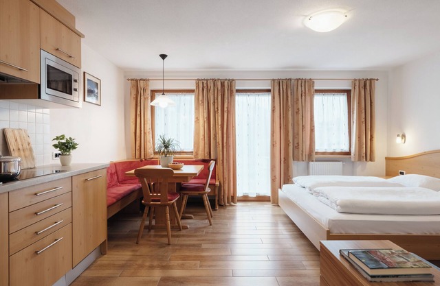 Ferienwohnung "Ciasa Willy Lavarella" mit Bergblick & WLAN