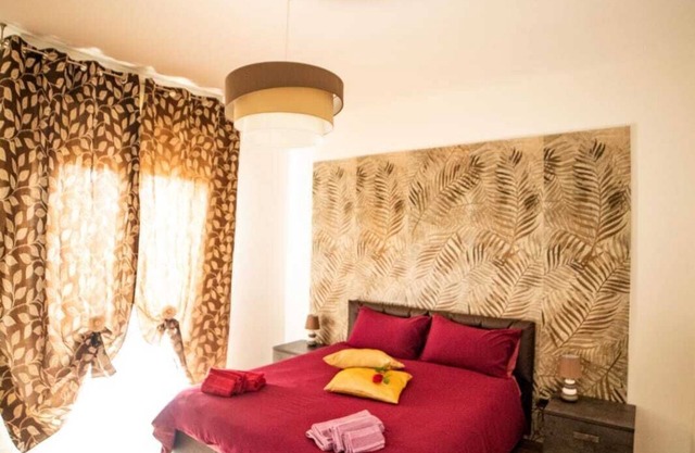 Apartment-Klassisch-Eigenes Badezimmer-Blick auf den Hof