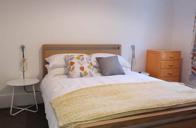 Apartment-Klassisch-Eigenes Badezimmer-Strassenblick-Coastal Escape Sandgate