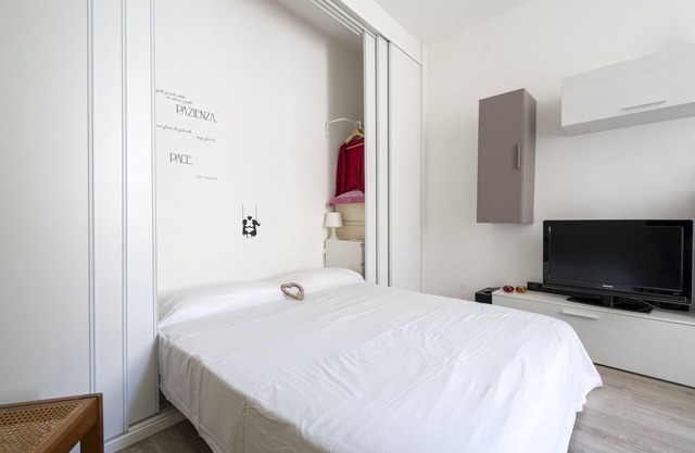 Ferienwohnung "Còmme a Ccàste in the City Center" mit Balkonen und Klimaanlage
