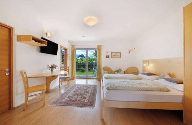 Ferienwohnung 'Das Landhaus Apt Pink Lady' mit Bergblick, privater Terrasse und WLAN