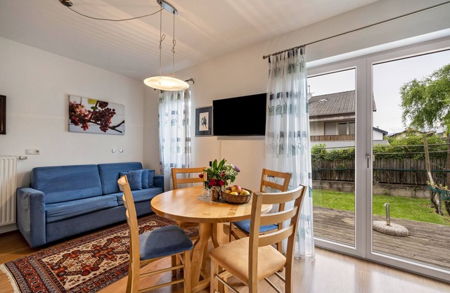 Ferienwohnung 'Das Landhaus Apt Chardonnay' mit Bergblick, privater Terrasse und WLAN