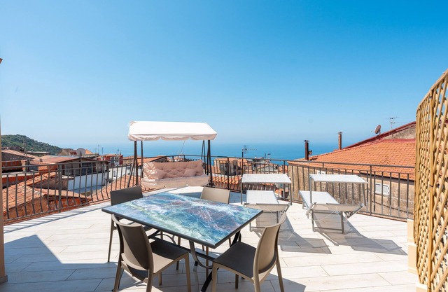 Apartment 'Deluxe Zenone' with Sea View, Wi-Fi and Air Conditioning