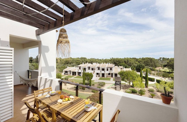 Ferienwohnung 'Devvine Beach and Golf' mit Meerblick, WLAN und Klimaanlage