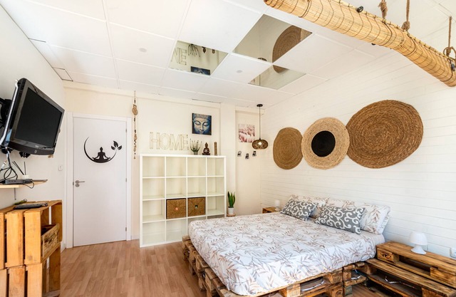 Ferienwohnung "Dharma76" mit privatem Balkon, WLAN und Klimaanlage