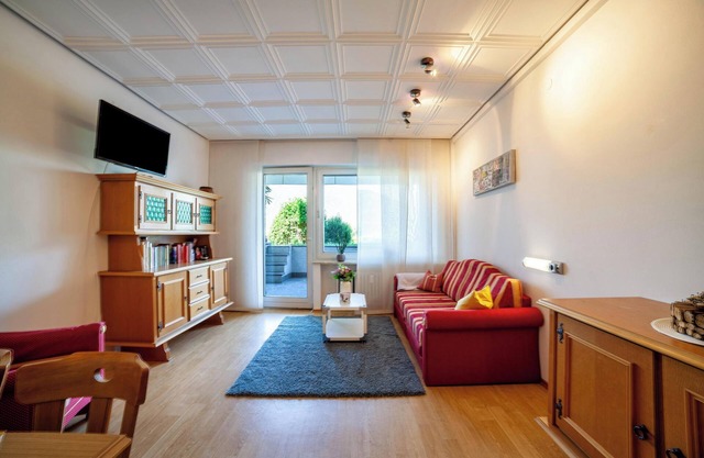 Ferienwohnung 'Ella' mit Bergblick, Pool, privater Terrasse und WLAN