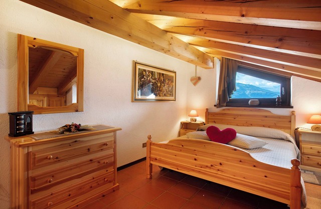 Ferienwohnung 'Mansarda Elois' mit Bergblick, Gemeinschaftsterrasse und WLAN