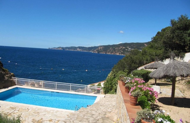 Apartment in seafront, located just minutes from the town center. From its terrace we enjo