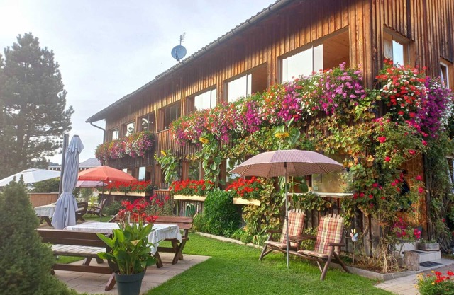Ferienwohnung 'Evi' mit Bergblick, Gemeinschaftsgarten und WLAN