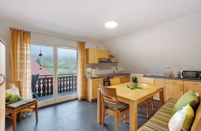 Ferienwohnung Sonnenblume" mit Bergblick, privater Terrasse und Wi-Fi