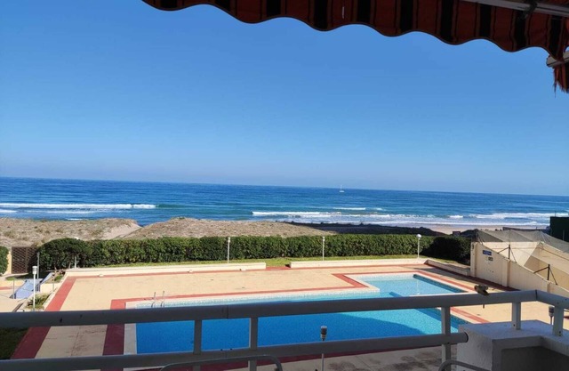 Apartment facing the sea, with private access to the beach and pool.