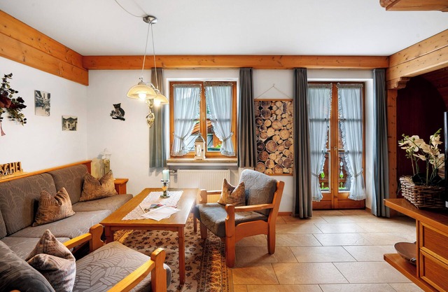 Ferienwohnung 'Felsenroserl Nr 4' mit Bergblick, Gemeinschaftsgarten und WLAN