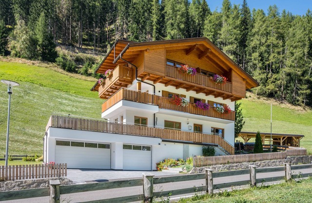 Ferienwohnung 'Ferienhaus Nairz Alpenrose' mit Bergblick, privater Terrasse und WLAN