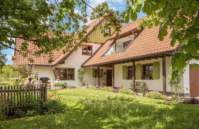 Ferienwohnung Hahn am Bodensee mit WLAN, Balkon & Garten