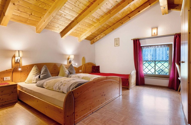 Ferienwohnung Kastelruth" mit Bergblick und Balkon