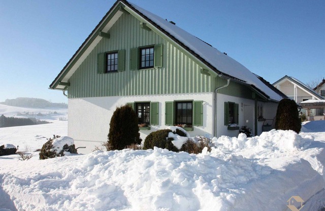 Ferienwohnung Ketterer" mit Bergblick, privater Terrasse und Wi-Fi